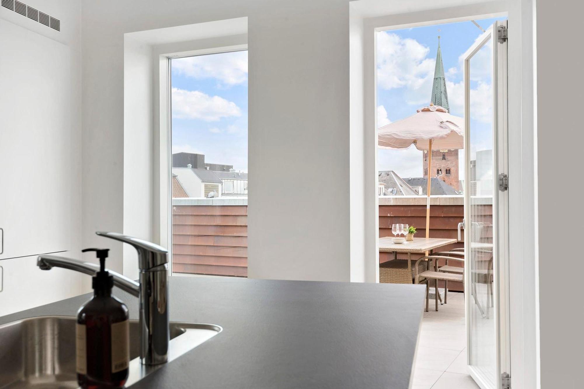 Grand Penthouse With Private Rooftop Terrace Århus